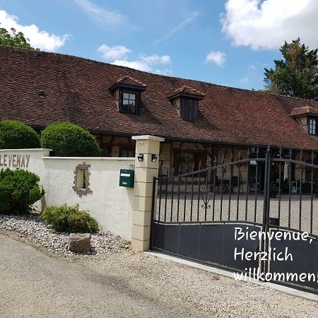 Le Venay Bed & Breakfast Frontenaud Exterior photo